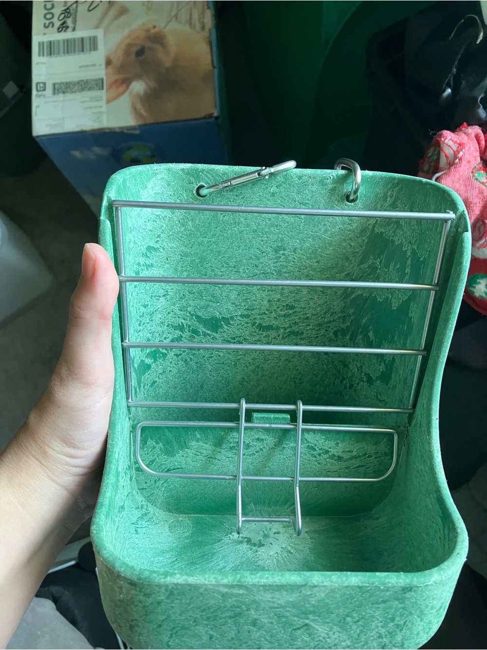Hanging small pet feeder